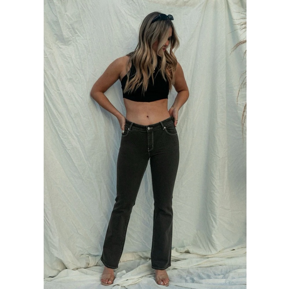 NWT ROLLA’S: ESPRESSO DALLAS LOW BOOTCUT JEAN